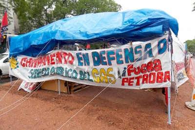 Trabajadores del gas acampan frente a embajada de Brasil y reclaman retiro de Petrobras
