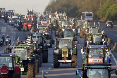 Francia: Protesta de agricultores bloquea durante horas carreteras del oeste