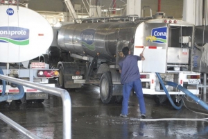 Ministro Murro confirmó espacio de diálogo y trabajadores de la industria láctea suspenden medida