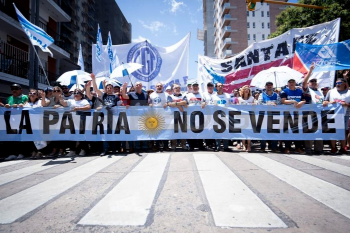 Movilizacion de la CGT, con gran pasacalles con leyenda "La patria no se vende"
