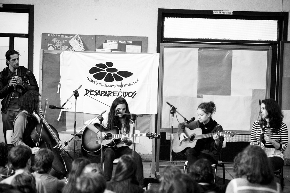  Músicos tocan por los desaparecidos de la dictadura